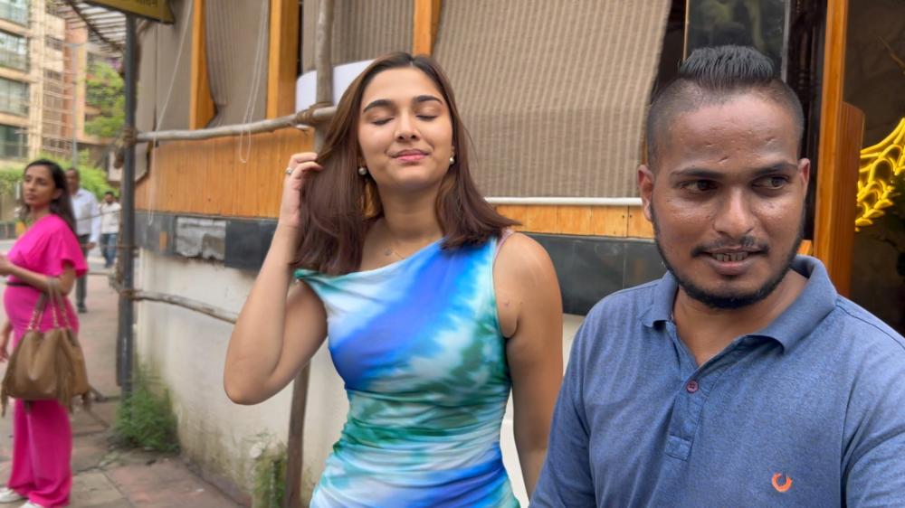 saiee-m-manjrekar-was-spotted-in-juhu-looking-stunning-as-she-stepped-out-in-style